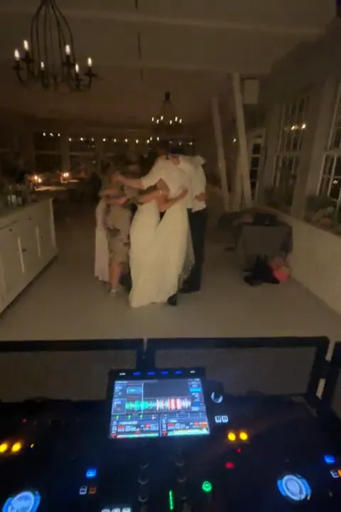 Brudeparret danser med gæsterne, set fra DJ-pulten