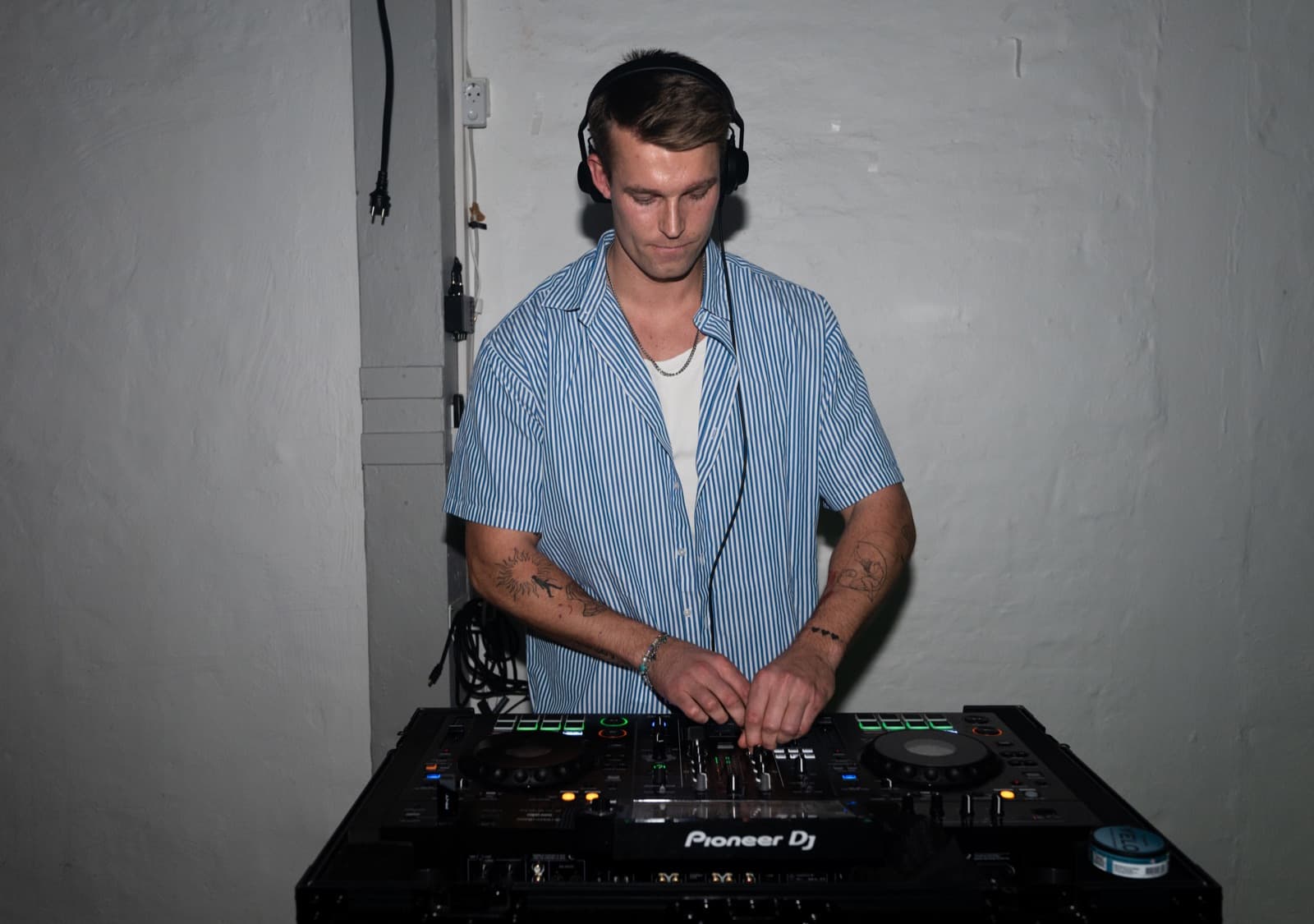 Laust Skrudland bag DJ-pulten