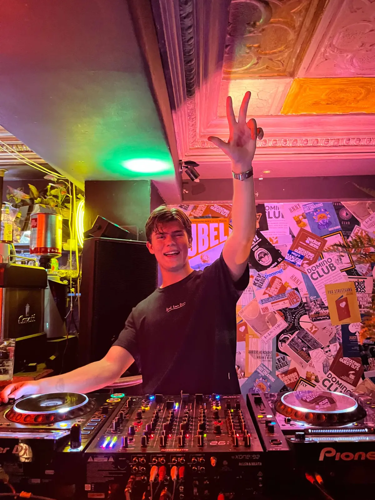 Erfaren bryllups-DJ bag pulten med fyldt dansegulv